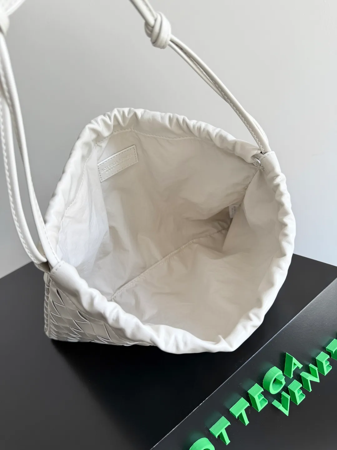 Batch 1560 Armpit bags have become a fashionable item that every girl has in their hands in recent years🛍️. The elegant and simple style has won the love of many people of different ages. However, there is an unavoidable trouble with armpit bags, that is, the capacity is too small, and BOTTEGA VENETA’s new Dustbag Considering people's travel needs, the capacity of garbage bags has been greatly upgraded. Folding umbrellas, water cups, and girls' makeup powder and lipstick can all be accommodated. It is very light and resistant to dirt. Even if you have a lot of things when traveling, it can reduce the burden to a certain extent. The shoulder straps are buckled and can be changed at will. It can be used for hand holding or as the liner of a large bag. After the drawstring is drawn, it looks like a cloud bag. It is very suitable for concave styling when traveling in summer🙋🏻‍♀️ Style number: 796728 Size: 32*23*1cm